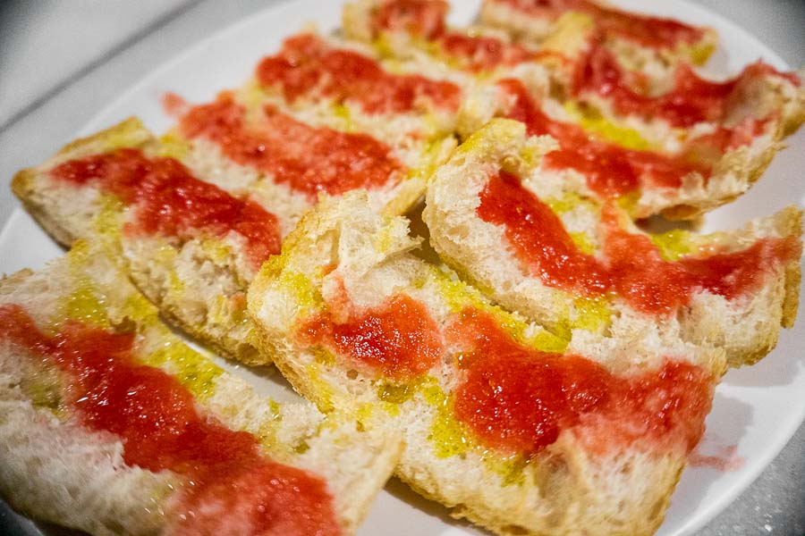 Pan de cristal con ralladura de tomate y aceite