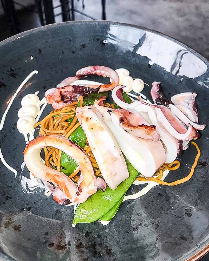 Grilled squid with noodles and tirabeques