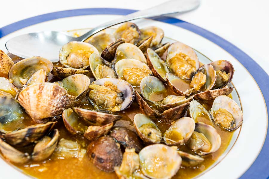 clams with seafood sauce