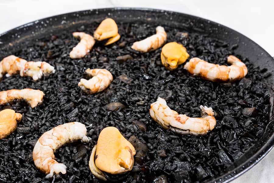 Black rice with squids and prawns