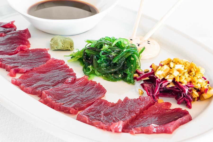 Sashimi de atún rojo acompañado con soja, jengibre y wasabi