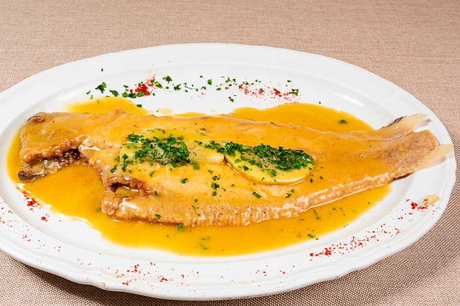 Sole with white wine and lemon sauce