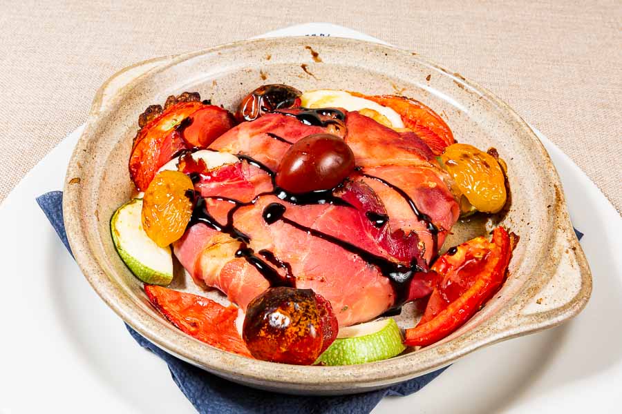 Queso Provolone fundido con speck y tomate fresco