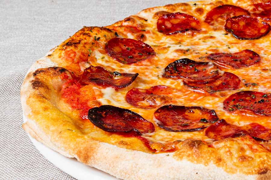 Pizza al salame picante (pepperoni)