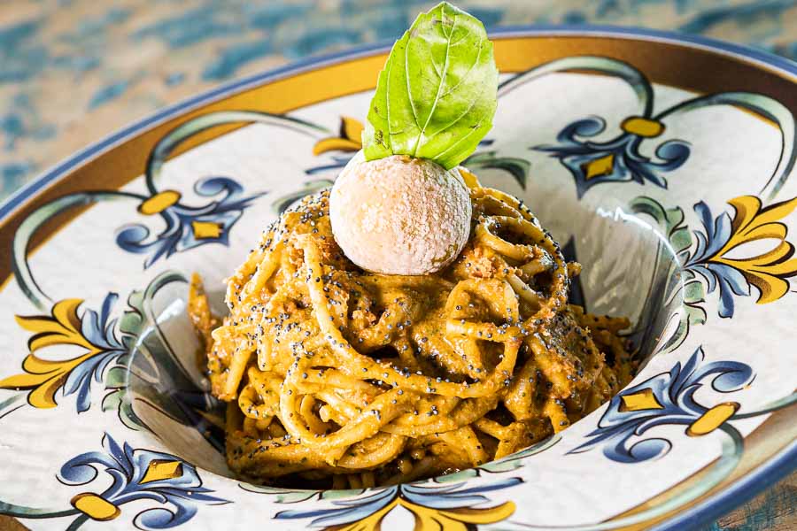 Spaghettis con pesto rojo siciliano, huevas de atún y semilla de amapola