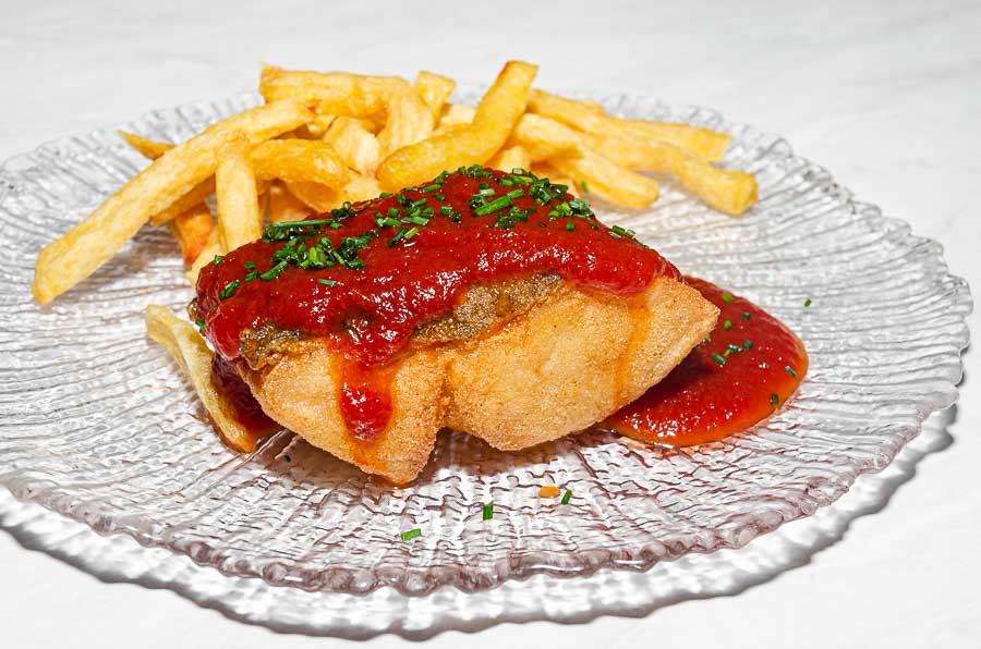 Bacalao frito con salsa de tomate casera y patatas fritas