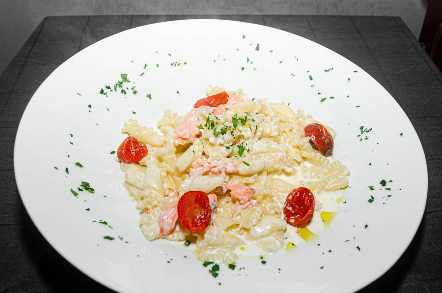 Smoked salmon in a creamy sauce with tomate cherry