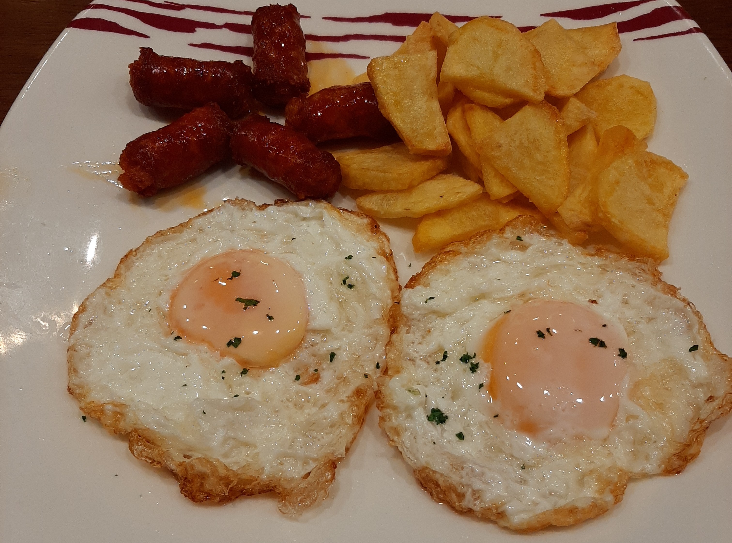 Fried eggs with txistorra (fast-cure sausage)