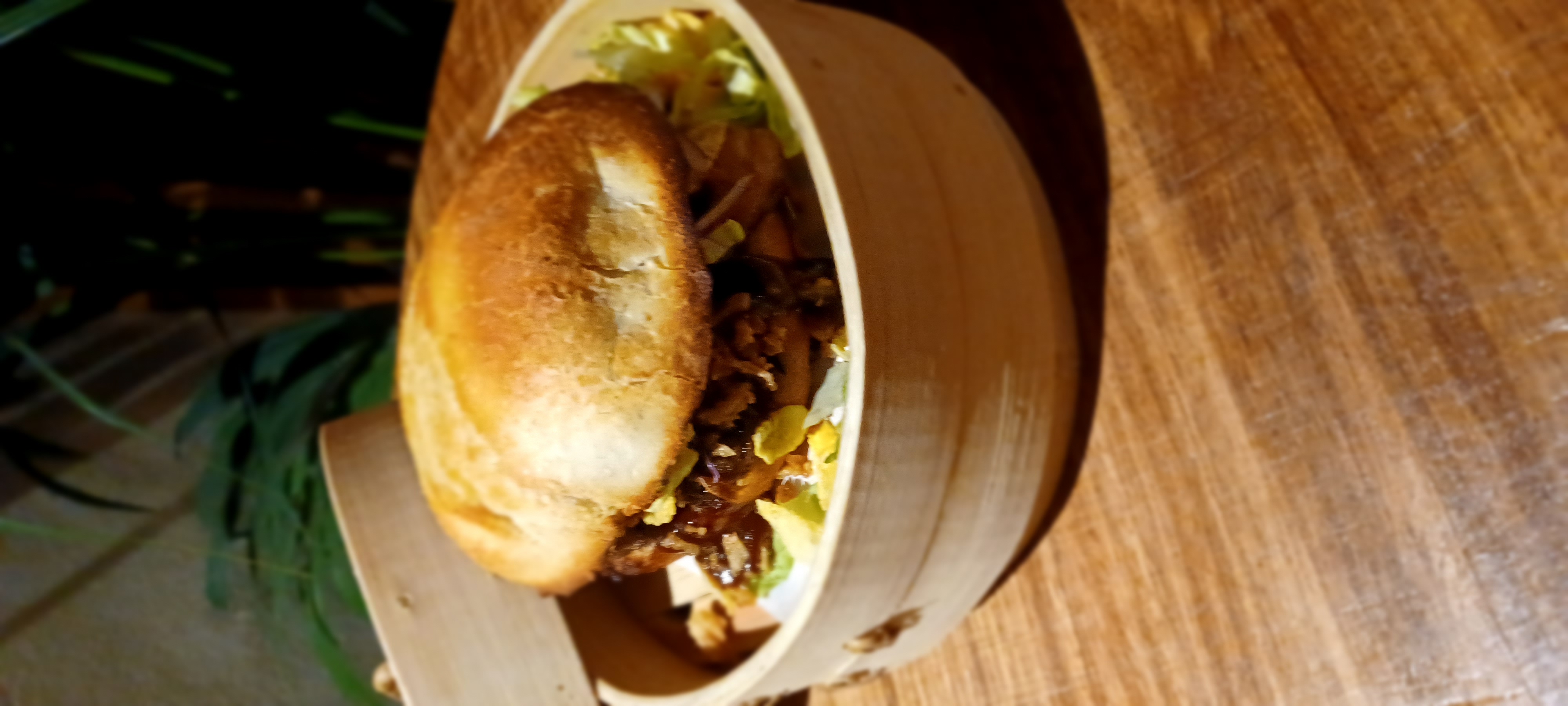 Bao bread with low-temperature beef ribs, Peking sauce and corn flakes