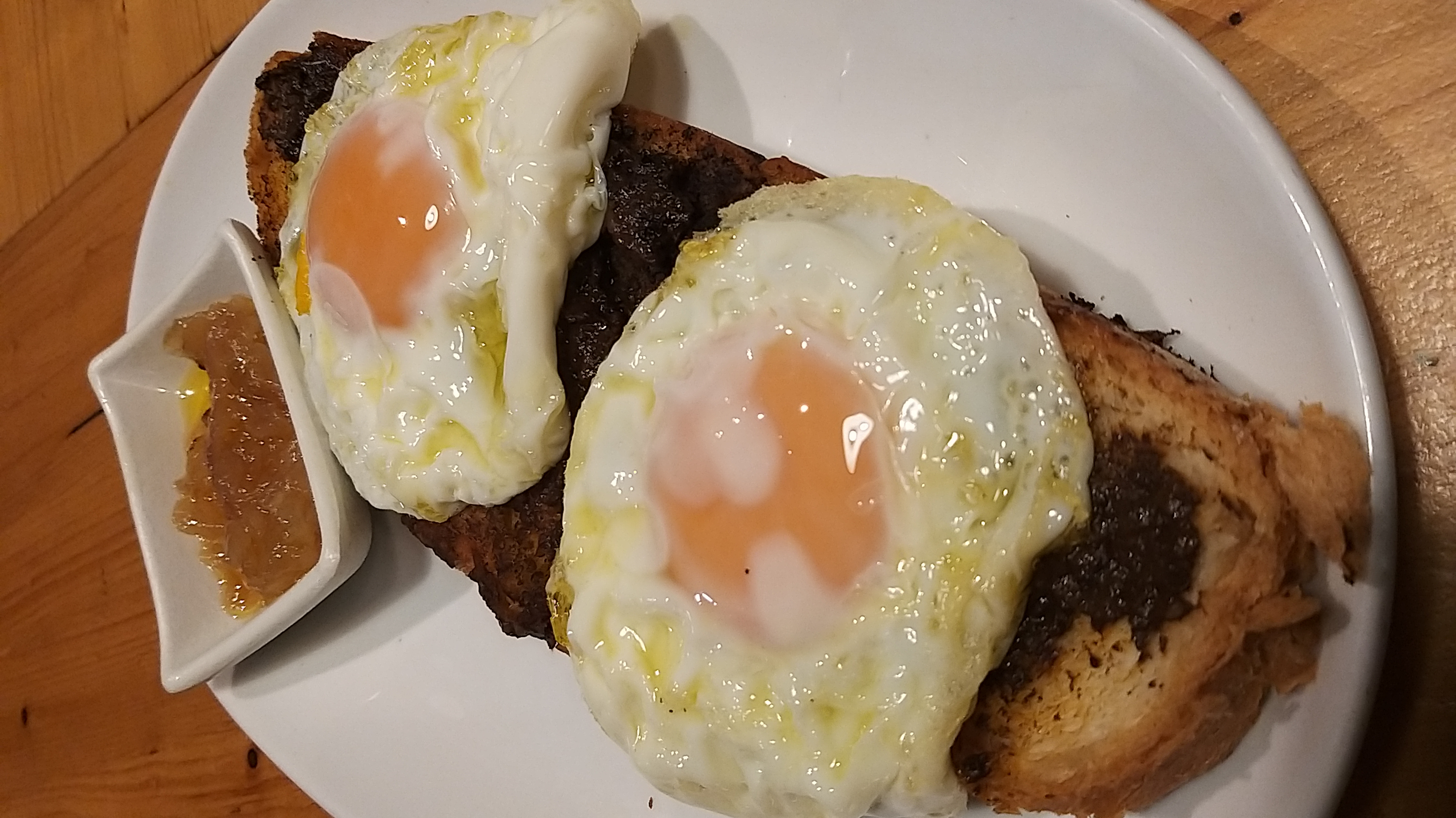 Black pudding from León with free-range fried eggs