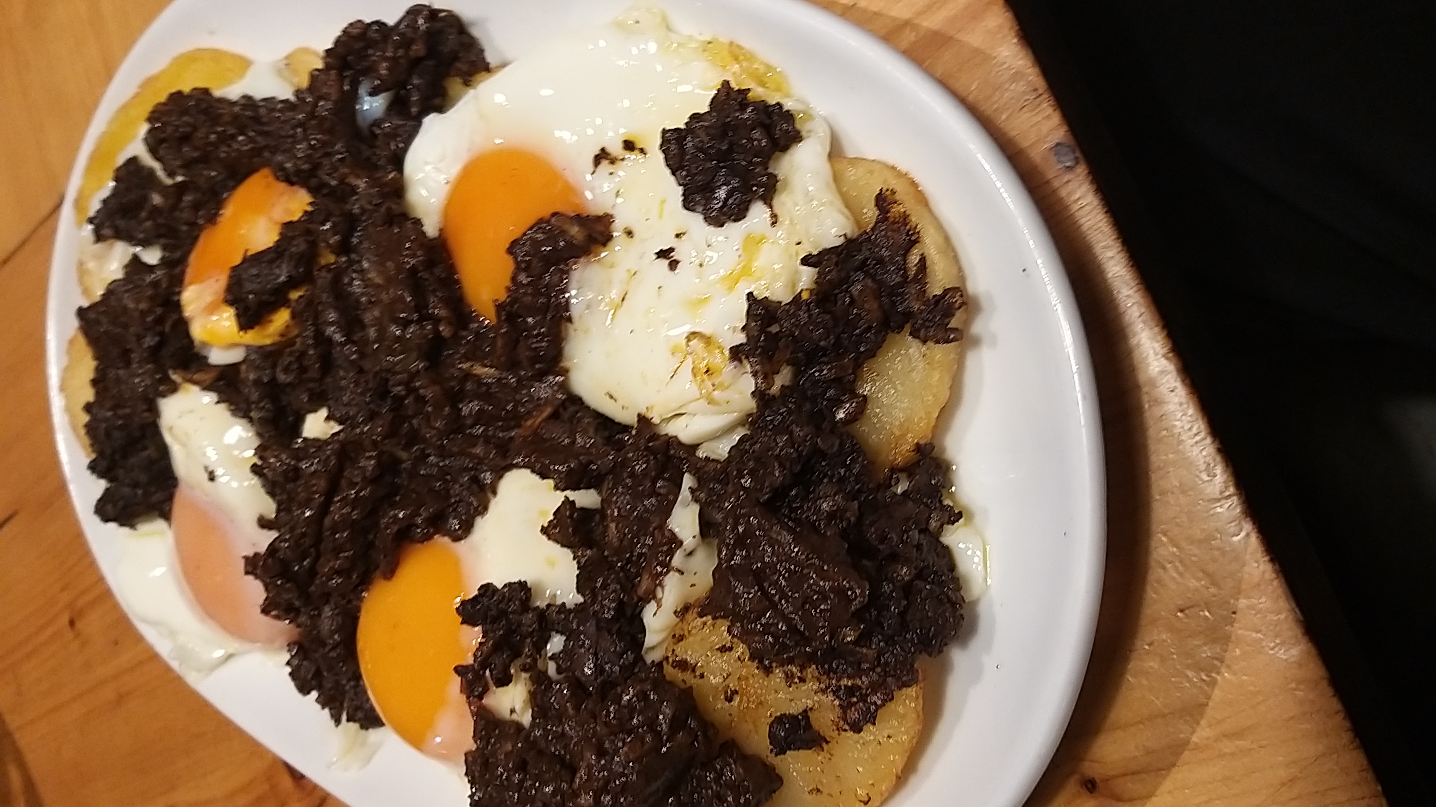 Scrambled eggs with black pudding from León,