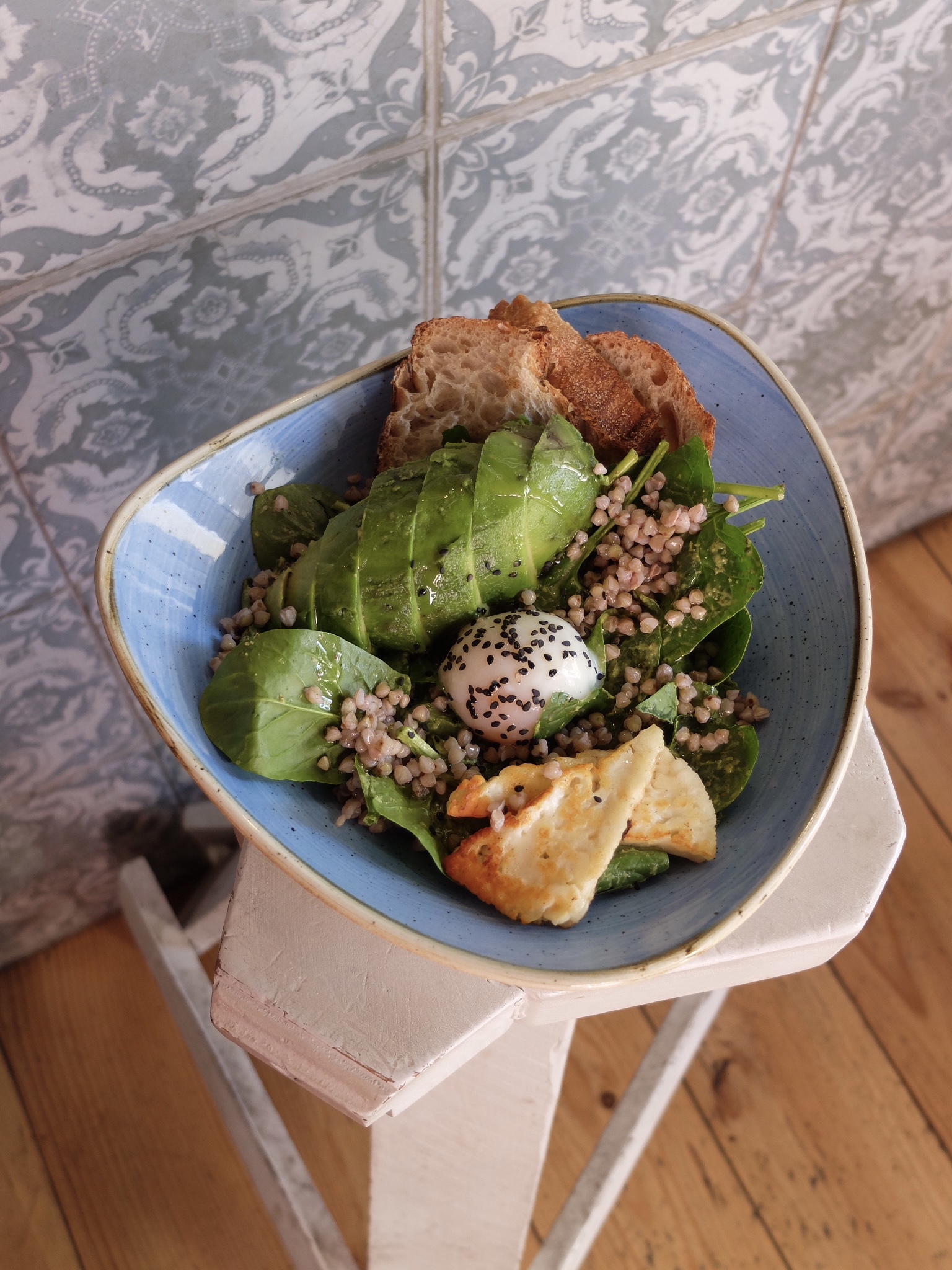 ADDICT BOWL: Mix of buckwheat with spinach, halloumi cheese, avocado, a poached egg and yogurt sauce.