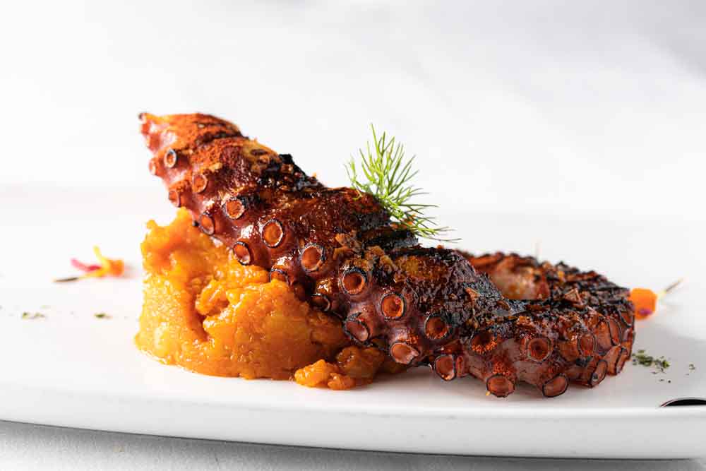 Grilled octopus with garlic potatoes