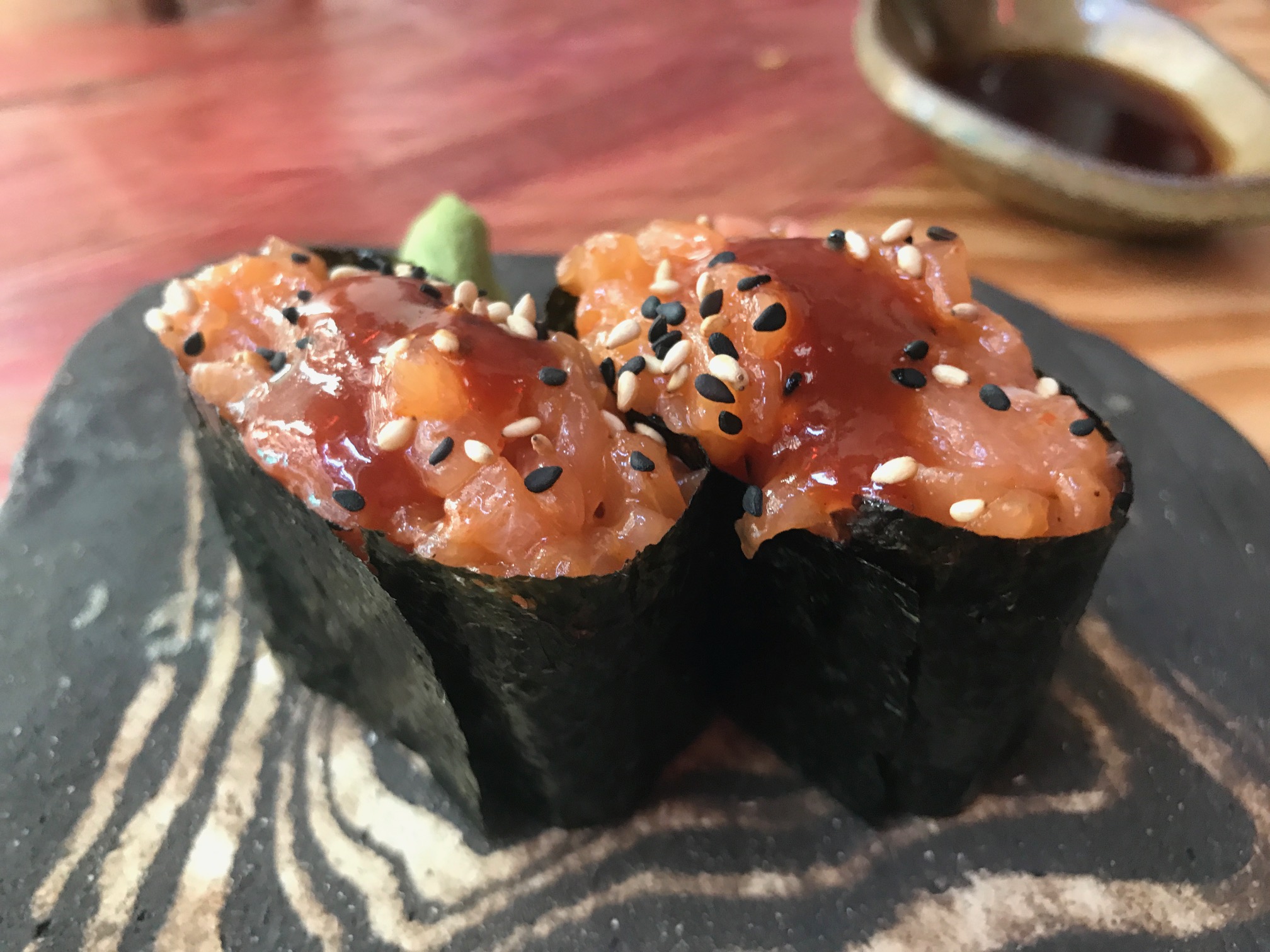 Gunkan au saumon épicé