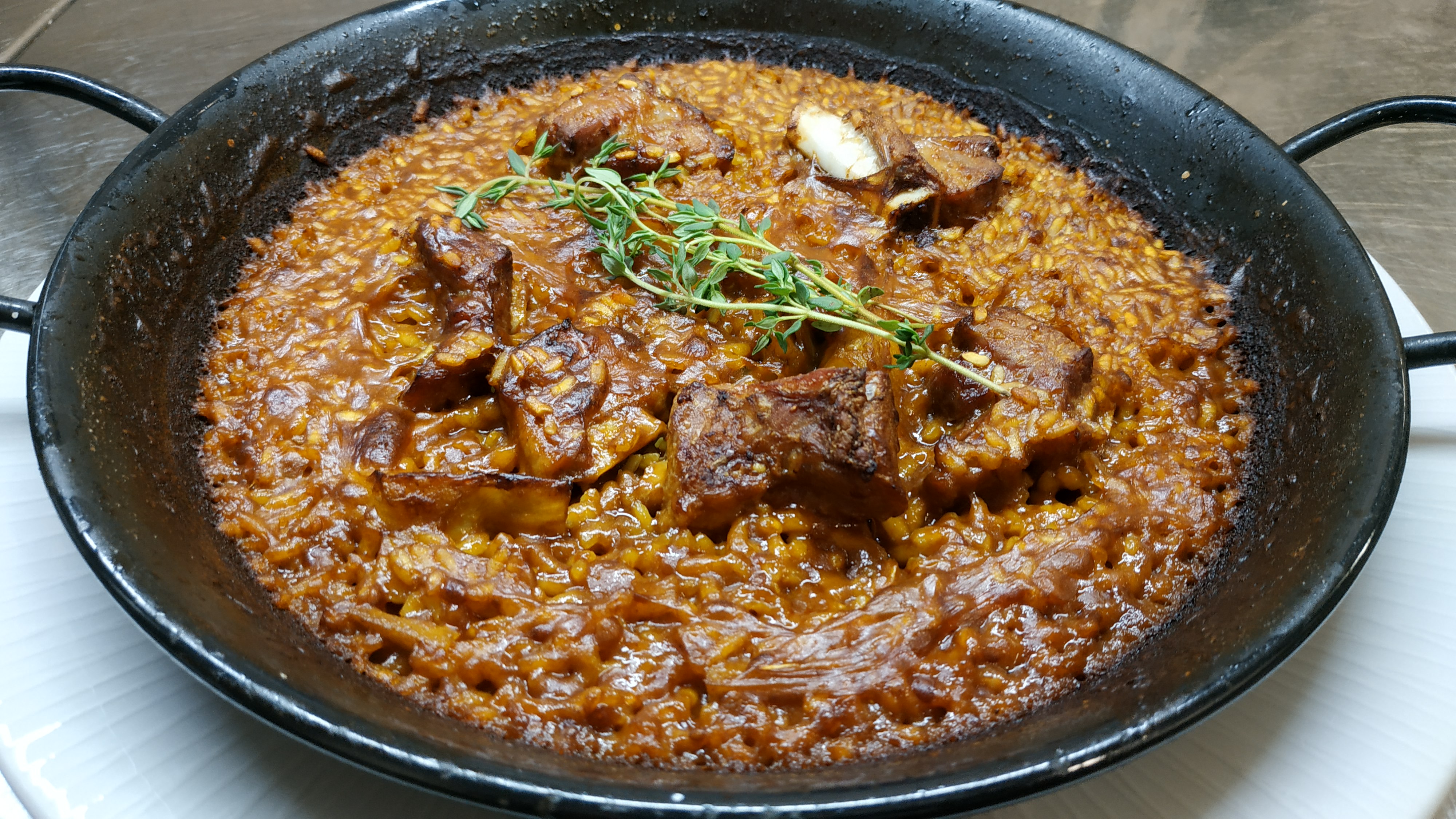 Iberian rib rice and artichokes
