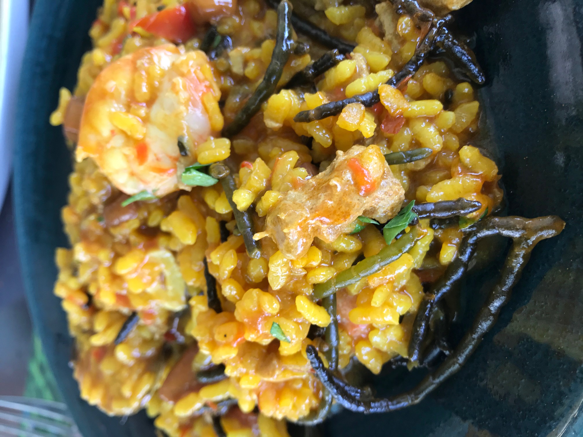 Paella au thon rouge avec salicorne et fruits de mer