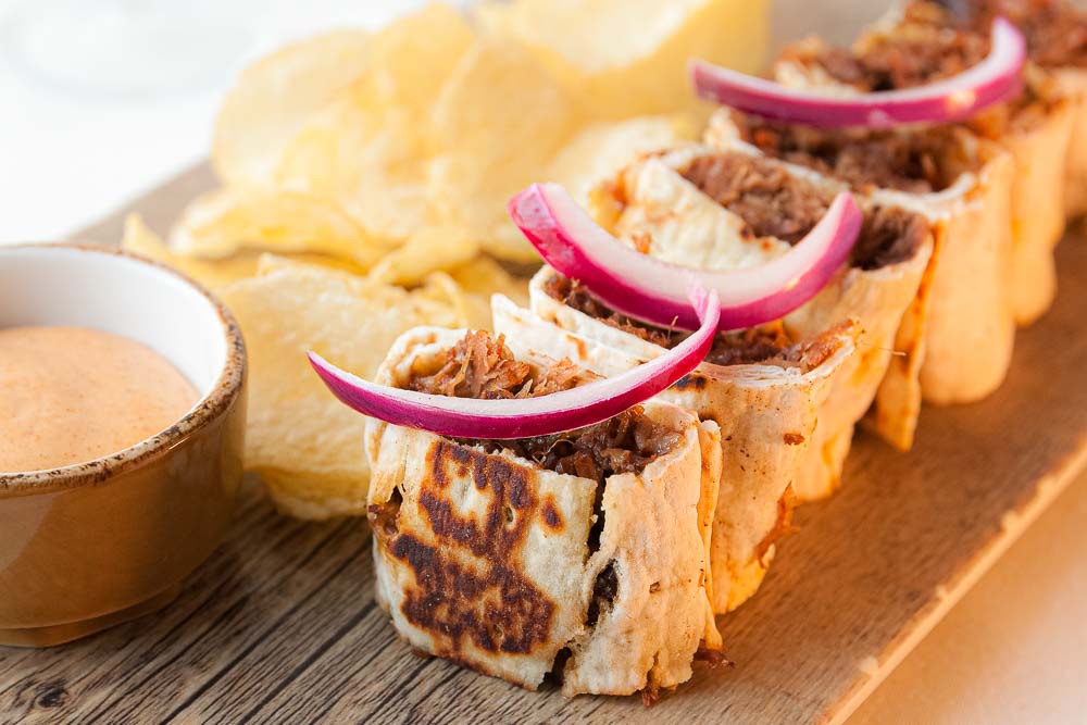 Burrito de cua bou planxa amb salsa especiada i ceba adobada