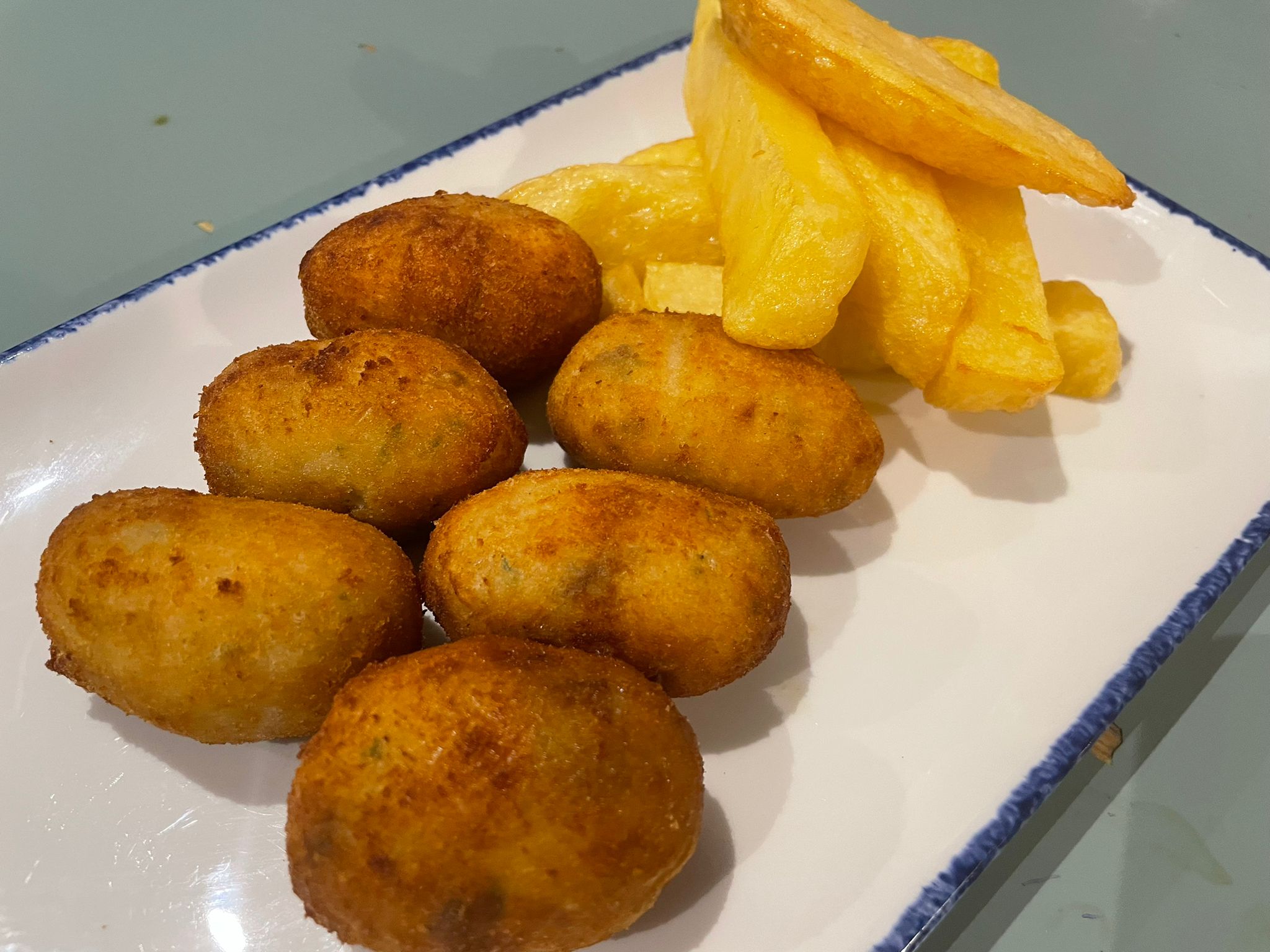 Croquetas (6 unidades) con patatas fritas