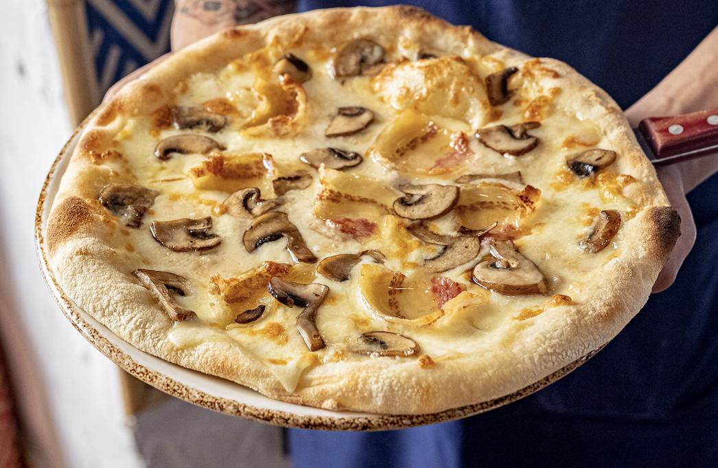 Pizza blanca con gorgonzola, portobelos y papada ibérica