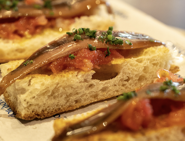 Anchoa del cantábrico, pan cristal y tomate rallado