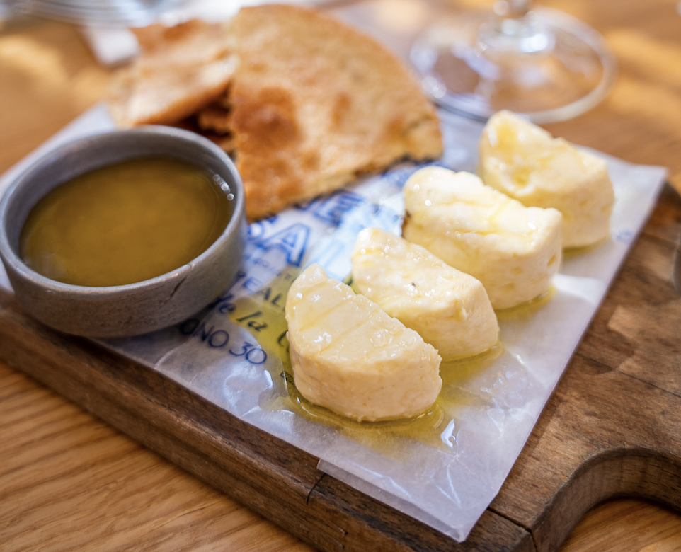 Мягкий козий сыр с натуральным медом и масляным тротилом
