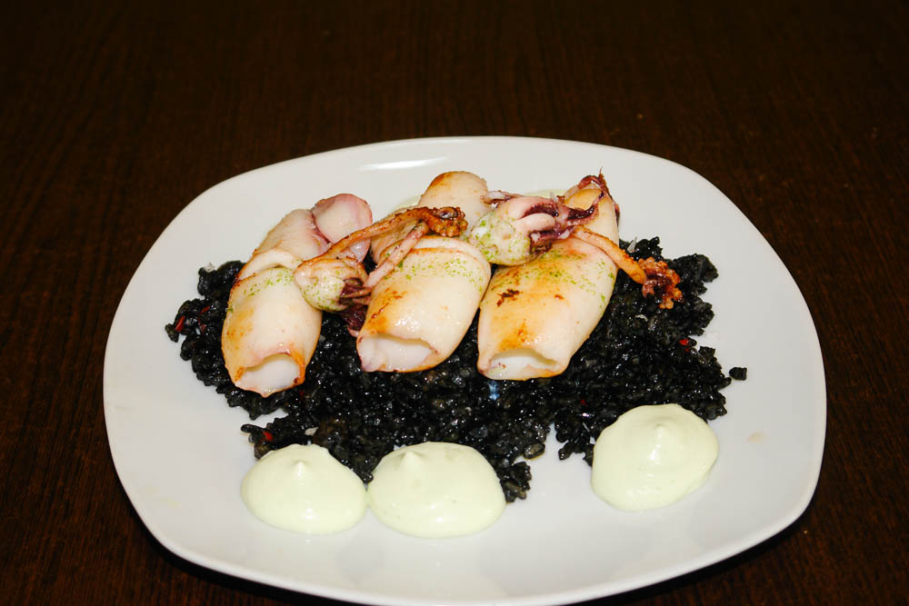 Calamaretti grigliati con riso nero