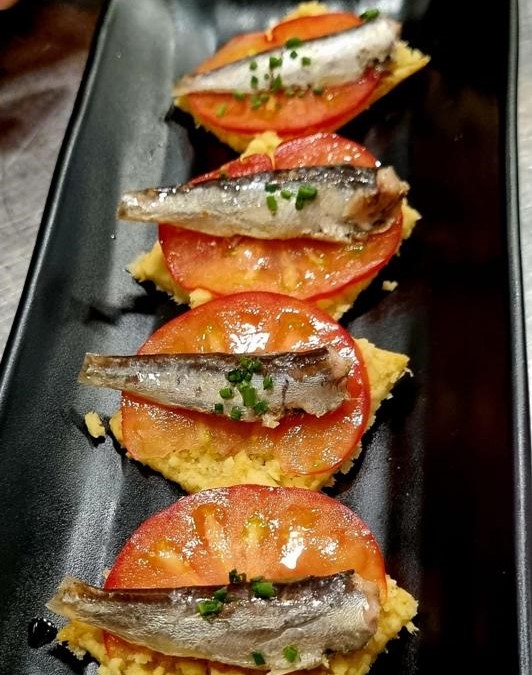 Bread with sardines and tomatoes