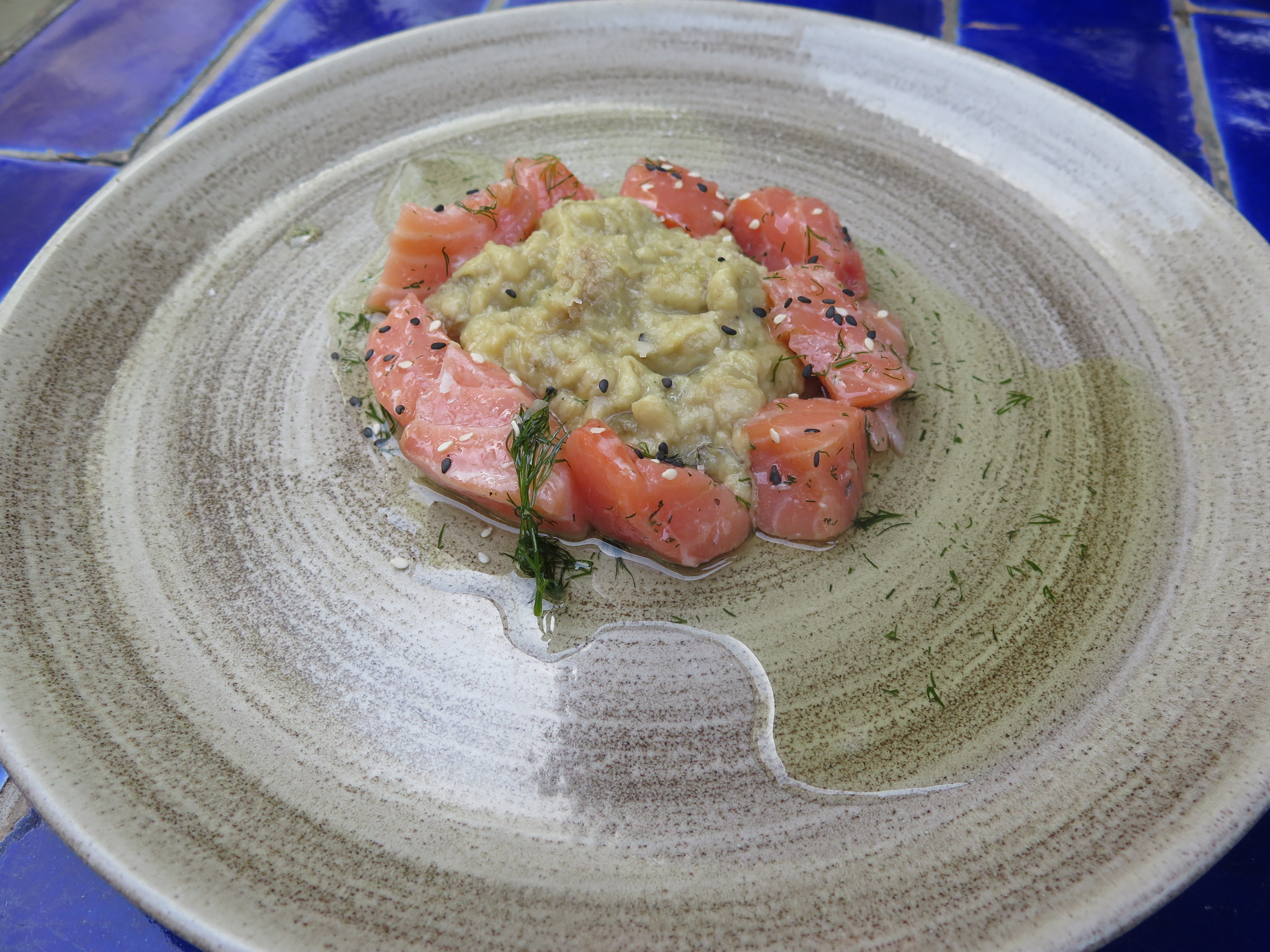 Salmon cubes marinated with dill on mutamal