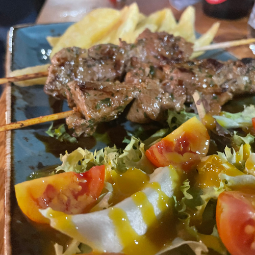 Lamb skewer with salad and french fries (2 units)