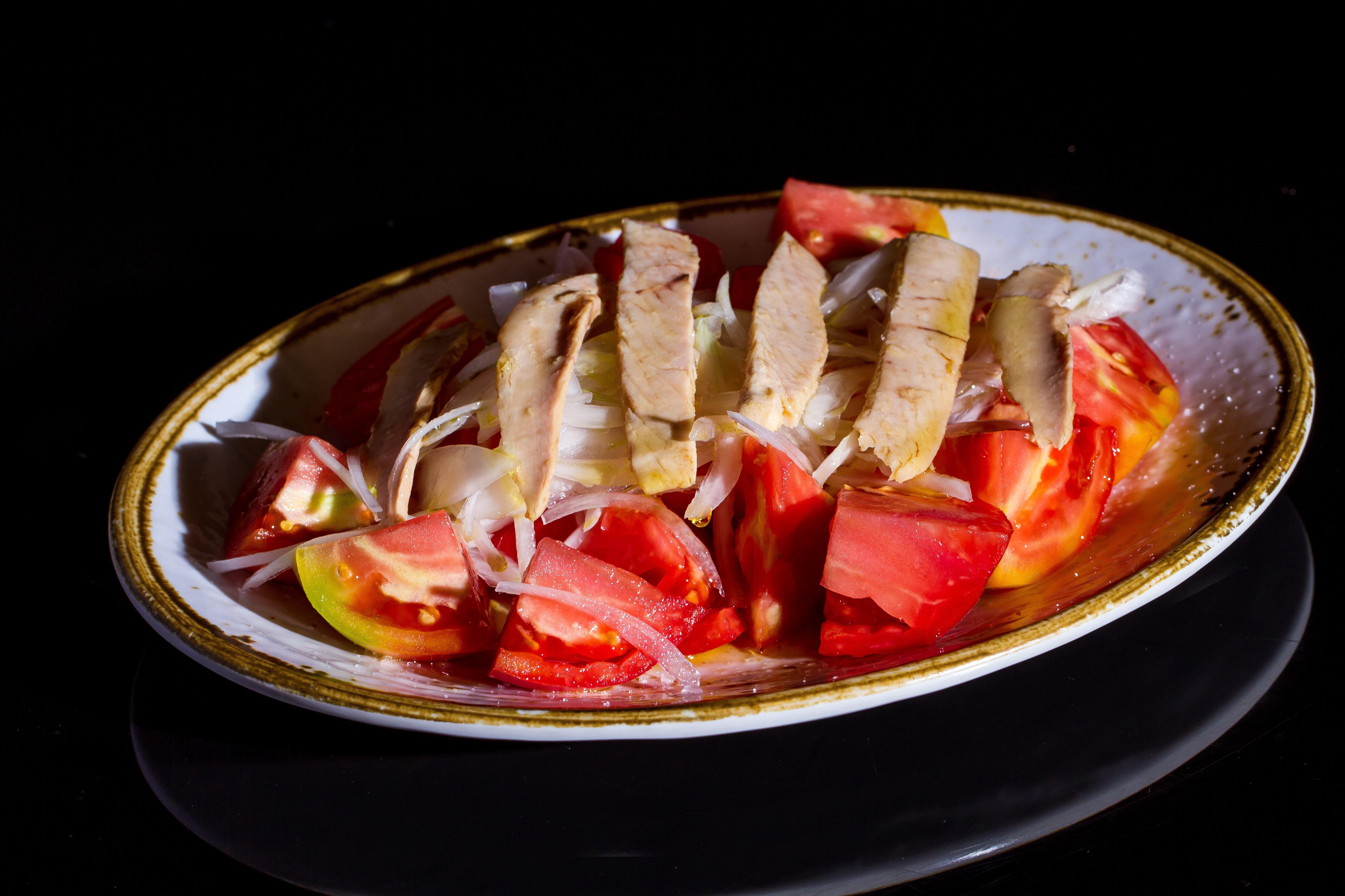 Tomato salad with tuna belly & onion