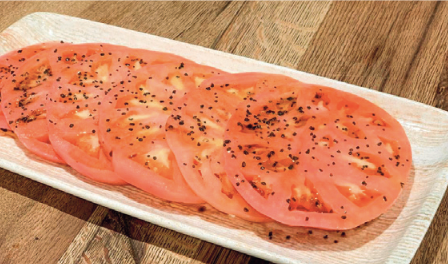 Ensalada de tomate rosa con vinagre de Módena y sal negra