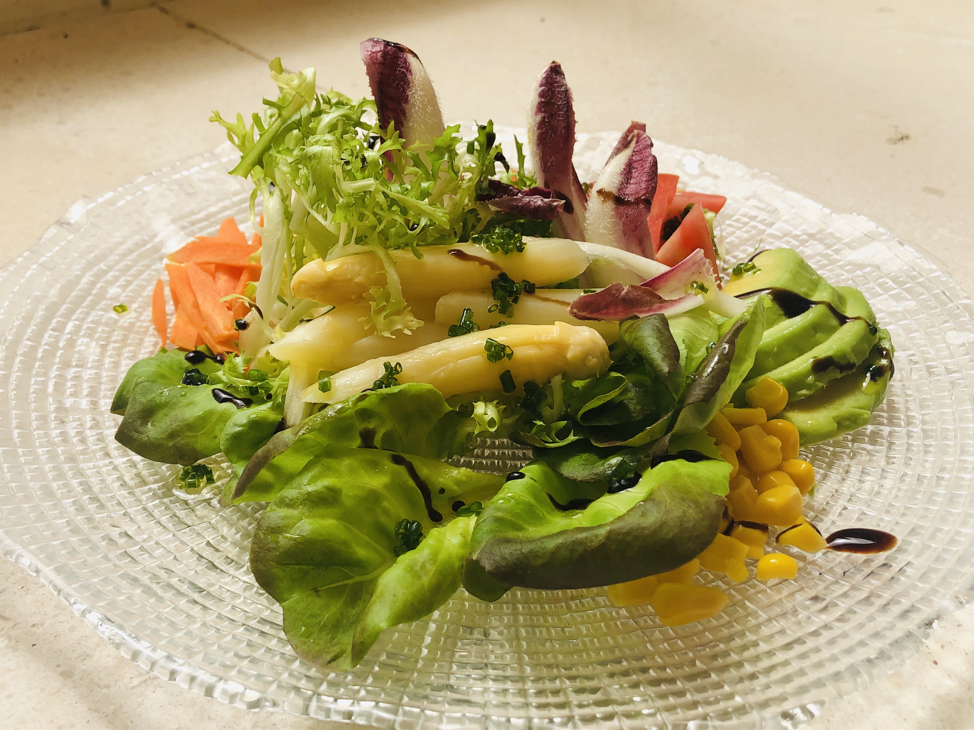 Ensalada de vegetales con vinagreta de cebollino