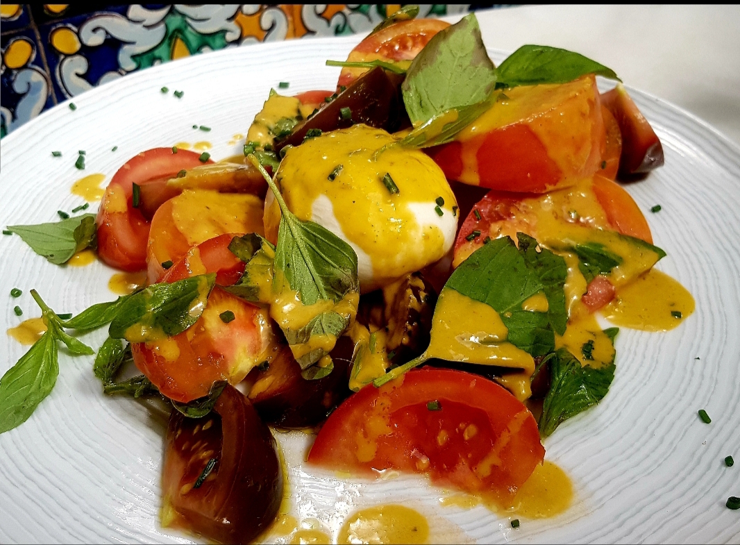 Salada sinfônica de tomate com burrata e manjericão