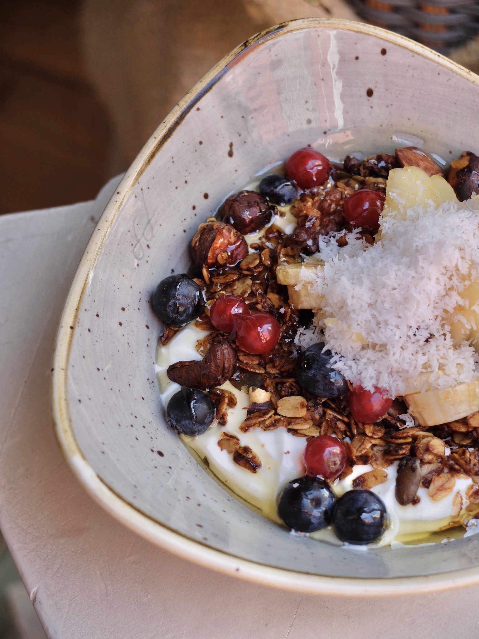 GRANOLA BOWL: Yogur griego con granola casera, frutas frescas y coco rallado 