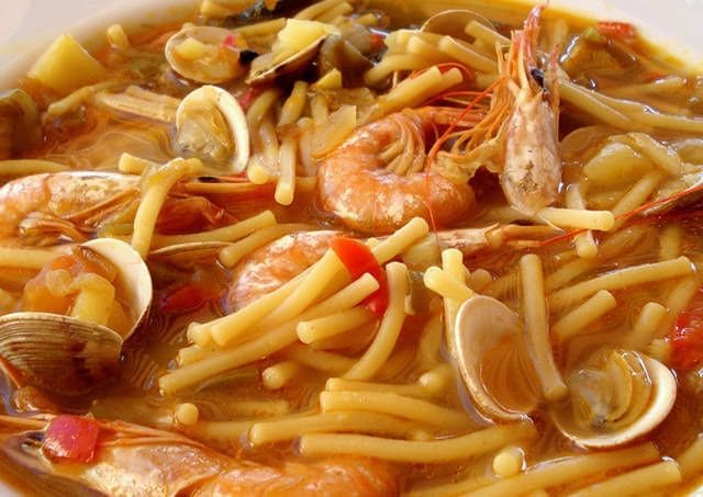 Noodles with seafood a la marinera (brothy)