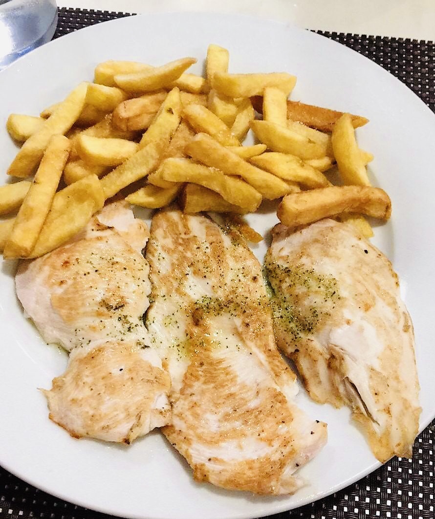 Chicken fillet with potatoes with sauce to choose