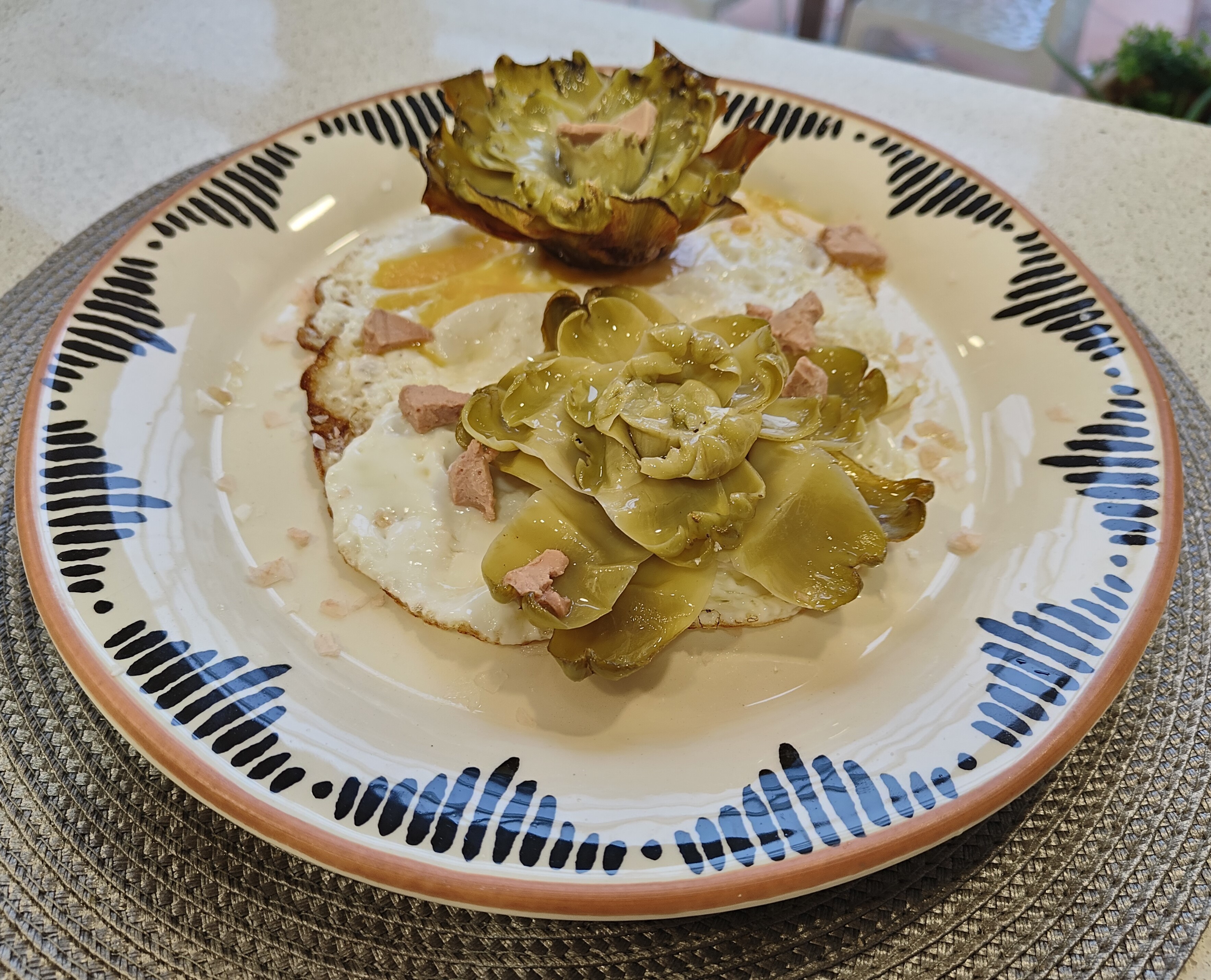 Flores de alcachofas con huevos fritos camperos y lascas de Foie