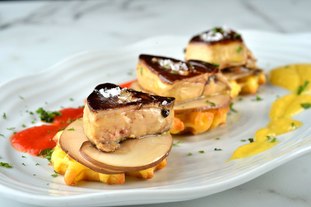  Foie gras grillé sur petites gaufres et carpaccio de portobello avec assortiment de confiture