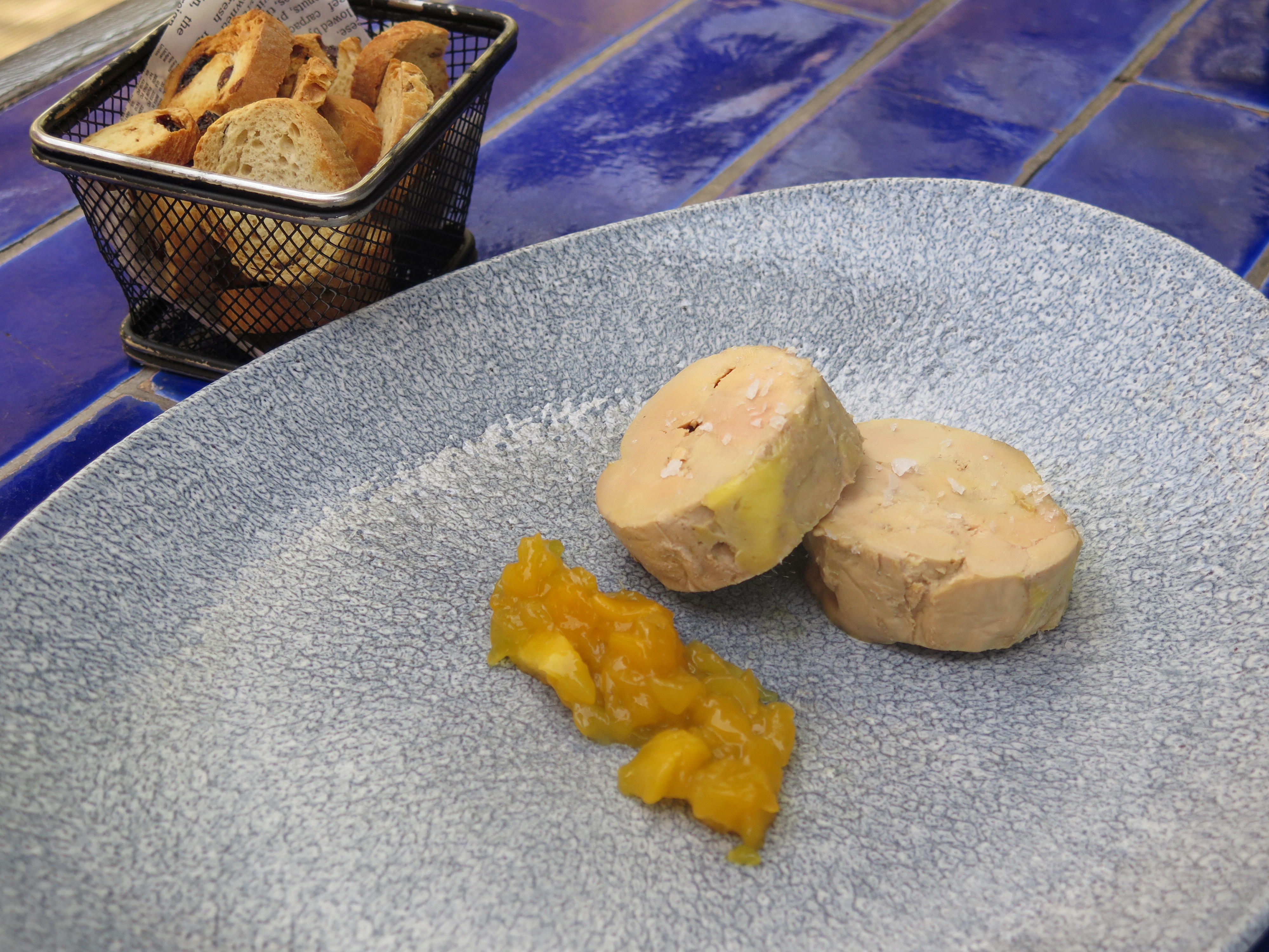 Foie micuit, tostas de pasas y chutney de mango