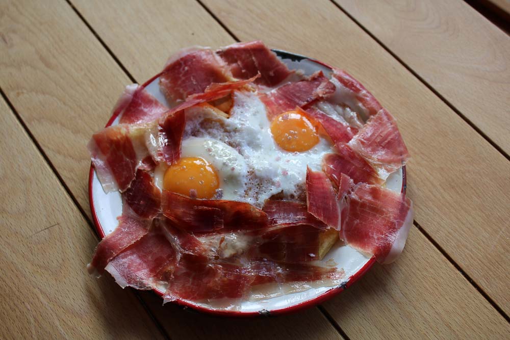 Eggs with chips and ham