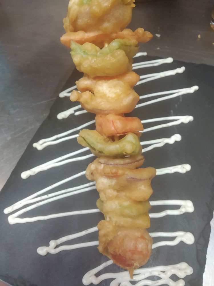 Brocheta de verduras en tempura