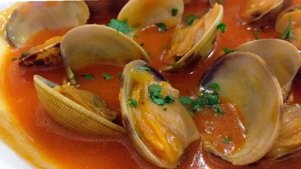 Stew of clams with wine sauce