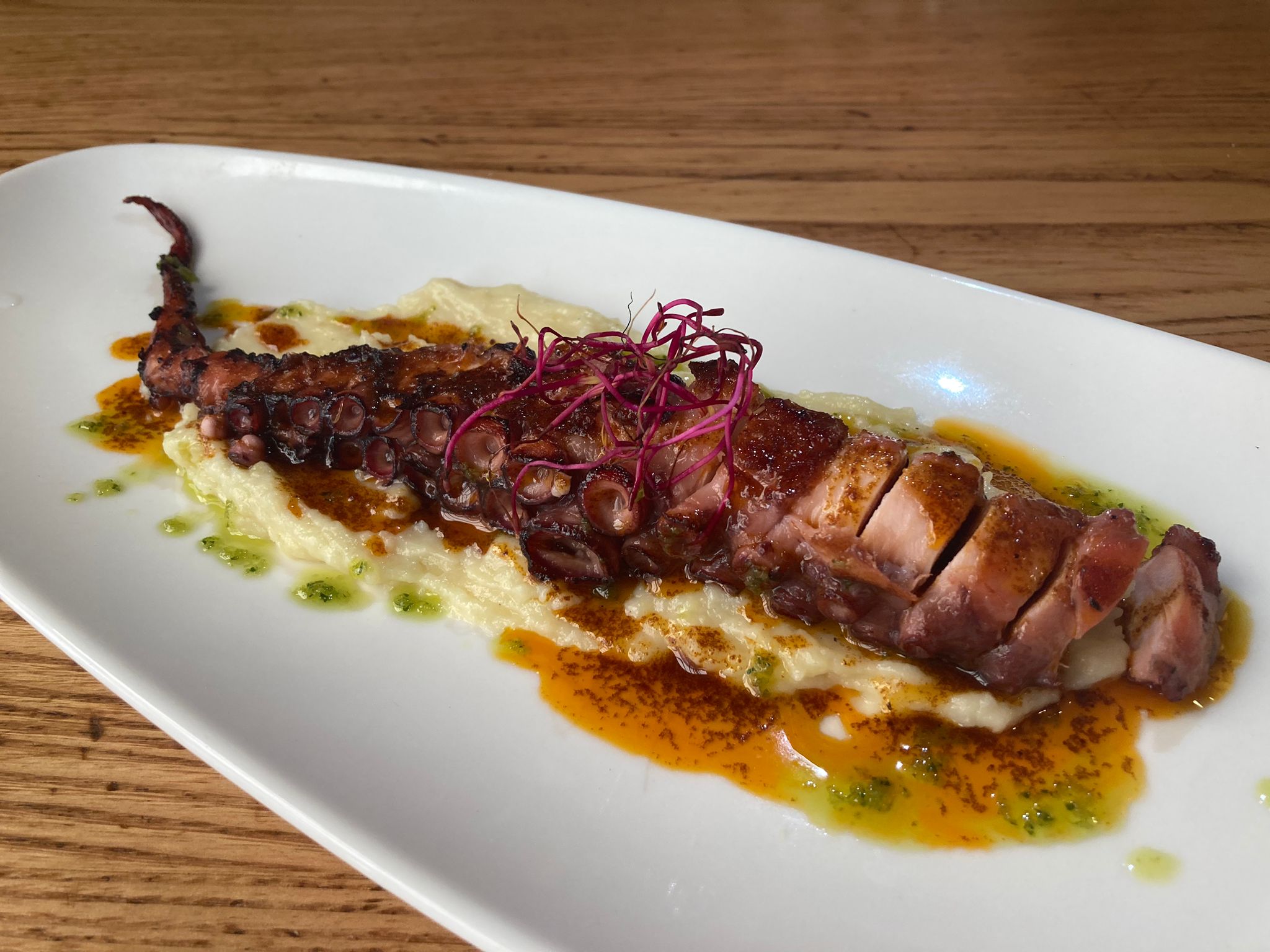 Grilled octopus with mashed potatoes