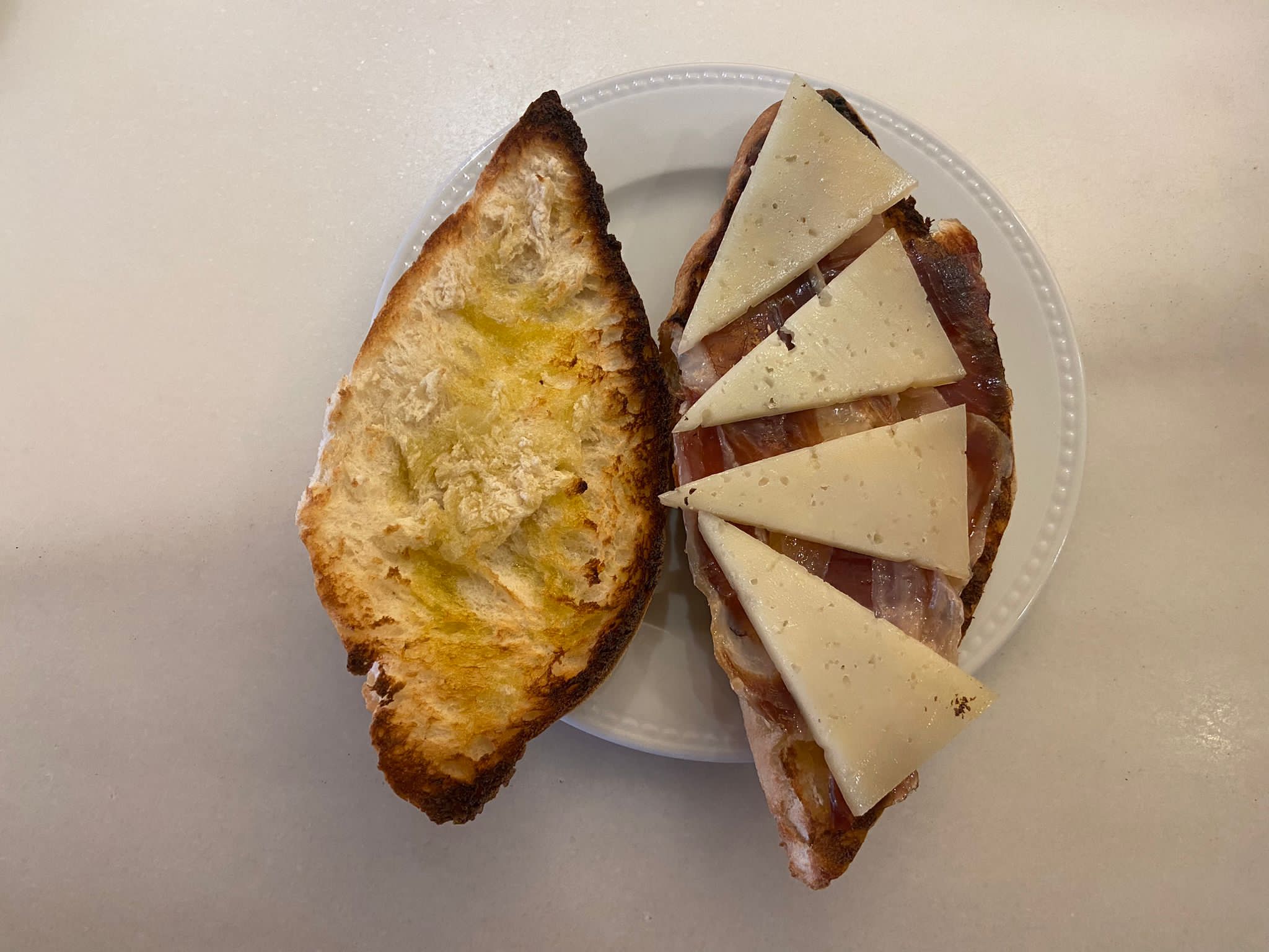 기름이나 버터와 이베리아 햄, 만체고 치즈를 곁들인 토스트