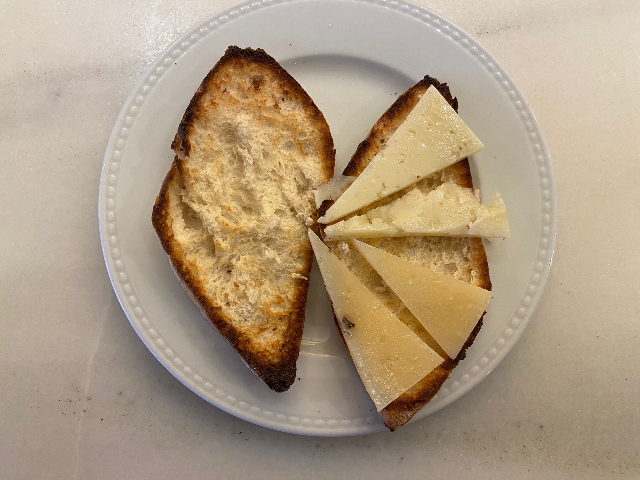 기름이나 버터와 만체고 치즈를 곁들인 토스트
