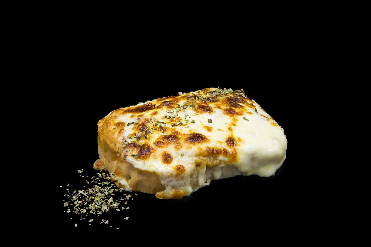 Тосты гратен с сыром и соусом из лука-порея с ломтиками бекона
