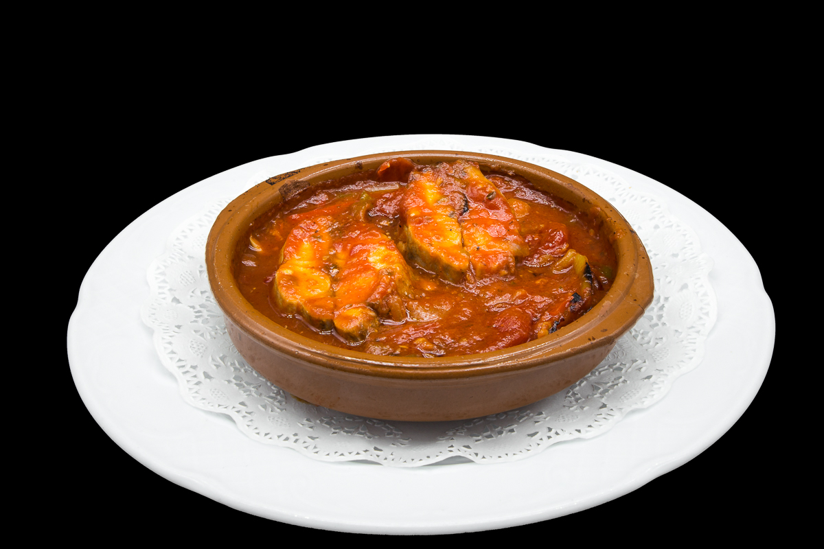 Croaker pot with tomato and red pepper sauce