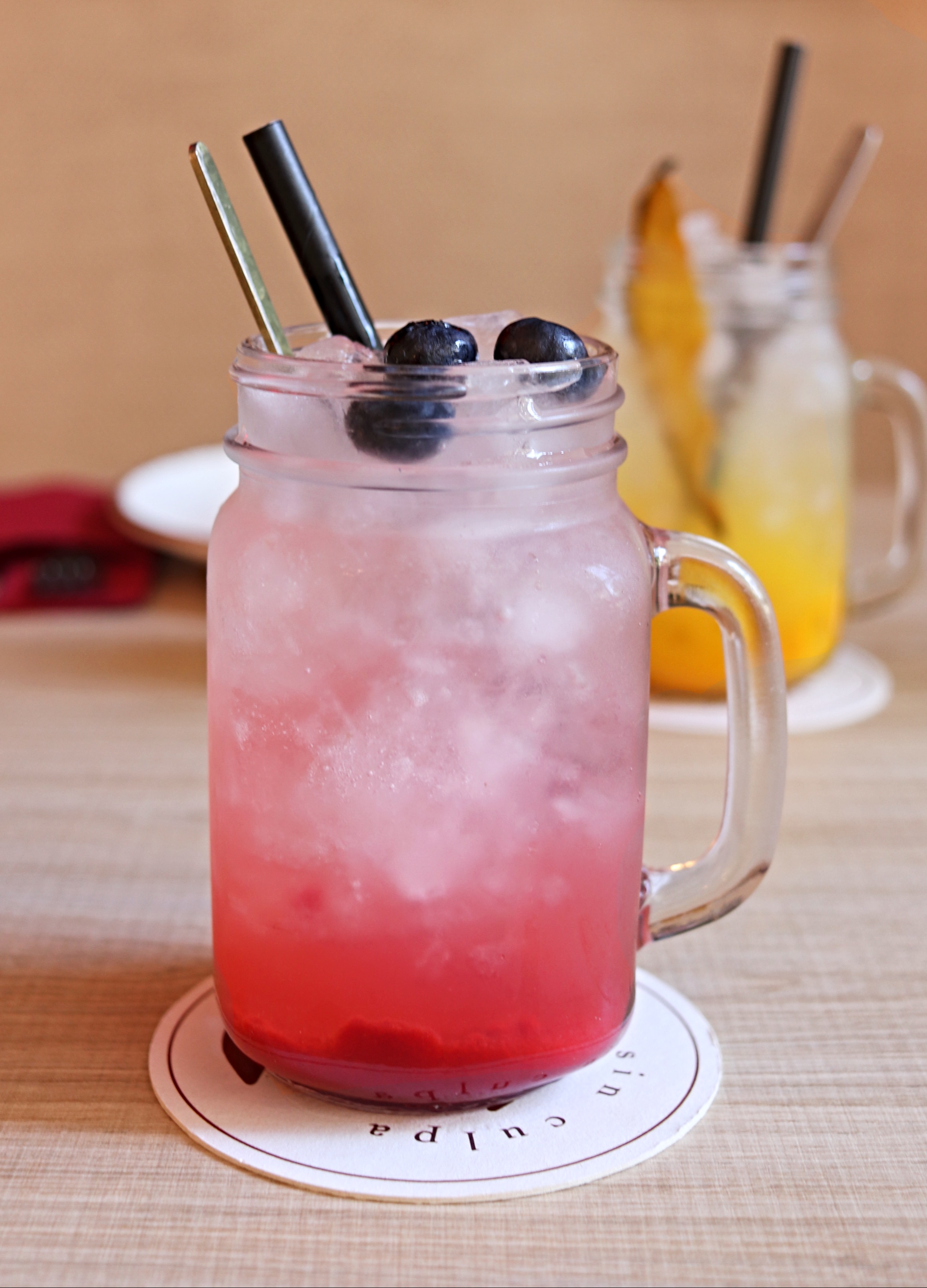 Розовый лимонад: клубничный, малиновый и лимонный сок
