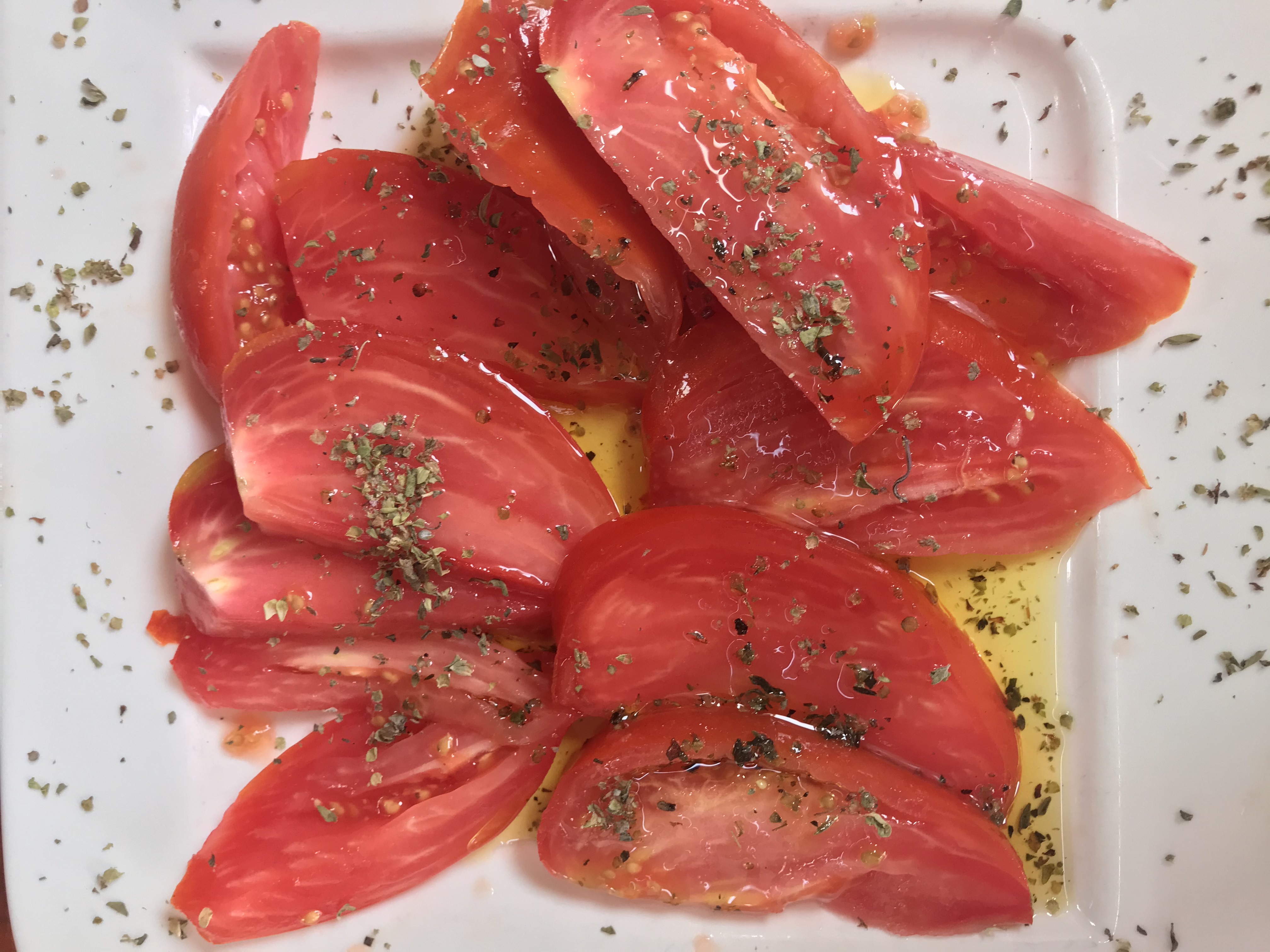 Tomate Raf aux anchois et vinaigrette méditerranéenne