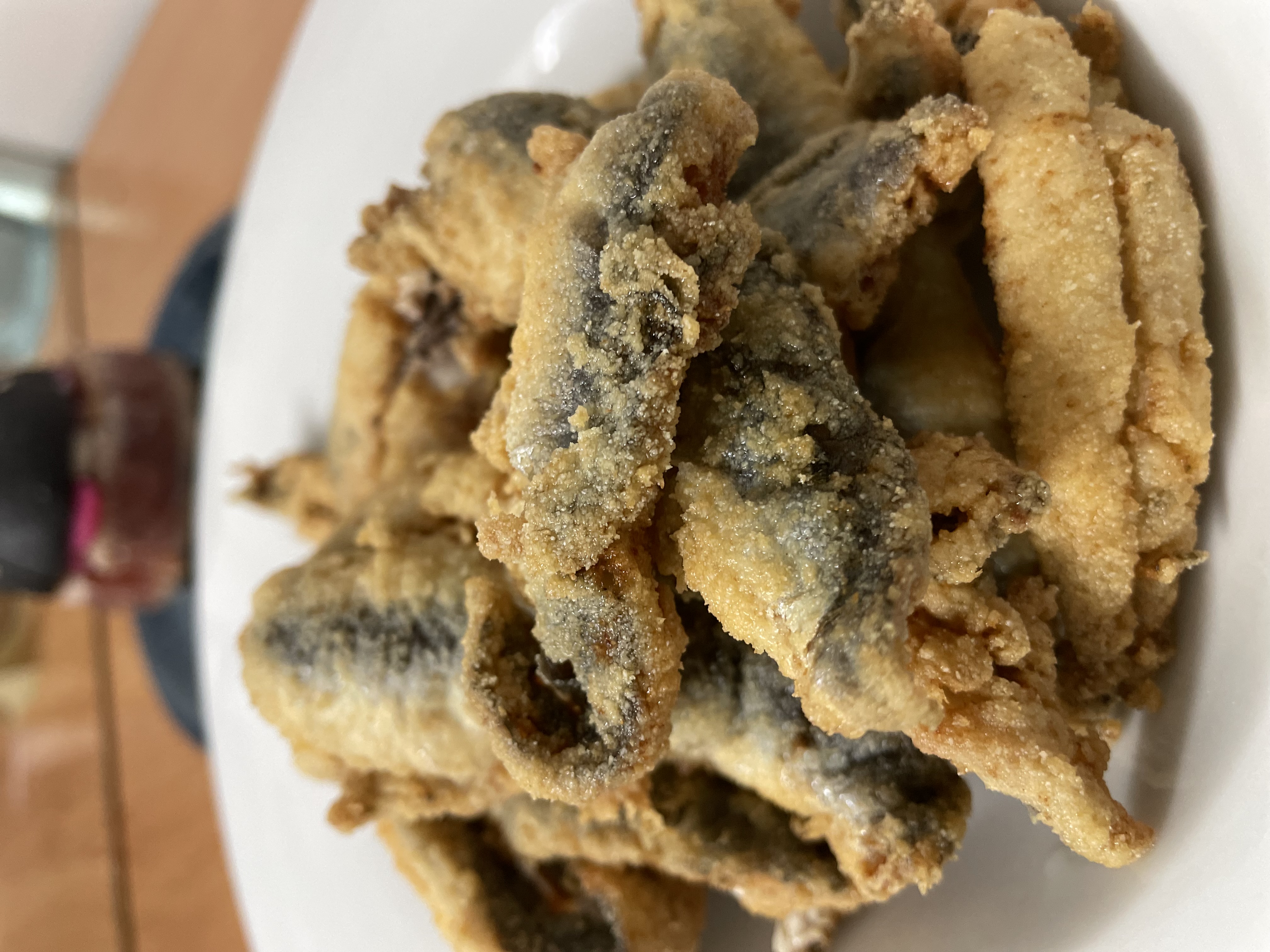 Fried anchovies with lemon